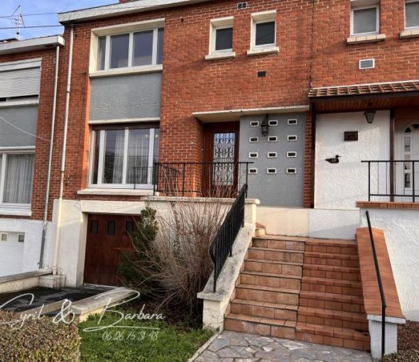 Maison de ville trois chambres, jardin et garage à deux pas 